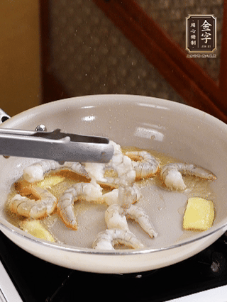 秘制煲仔飯醬油：2勺蒸魚豉油、半小勺糖、1大勺清水?dāng)嚢杈鶆蛑?分鐘