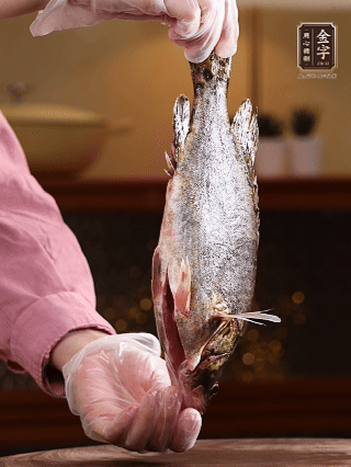 鱖魚殺好洗凈，去頭去尾留用，貼著魚背去掉主刺，再切成大小均勻的魚塊
