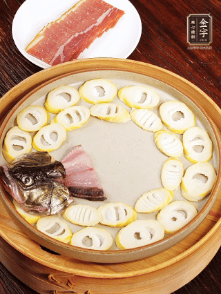 取一個深一點的盤子，按照“春筍墊底、魚肉居中、火腿蓋頂”的順序擺放。魚頭和魚尾擺在兩端，還原整魚形狀